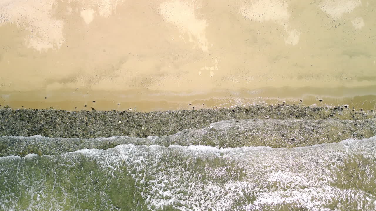 오스트레일리아 의 열대 북부  ⁇ 즈랜드 의 해안 을  ⁇ 는 파도