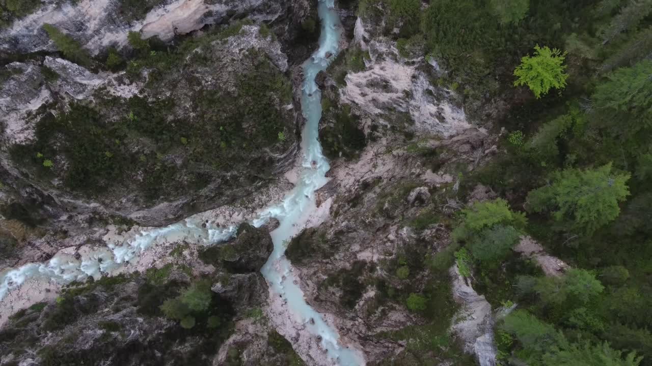 vista aérea de las montañas dolomitas, los alpes, italia