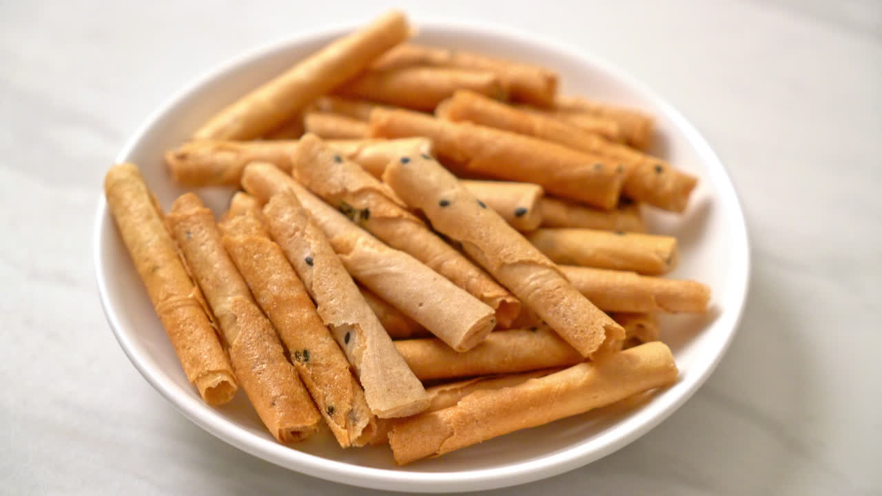 Kue semprong - sejenis wafer gulung, hidangan penutup tradisional di Thailand