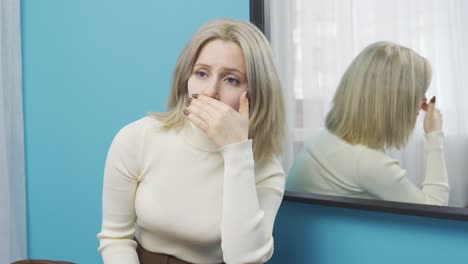 Mujer-Infeliz-Perdida-En-Pensamientos-Depresivos-En-Casa.