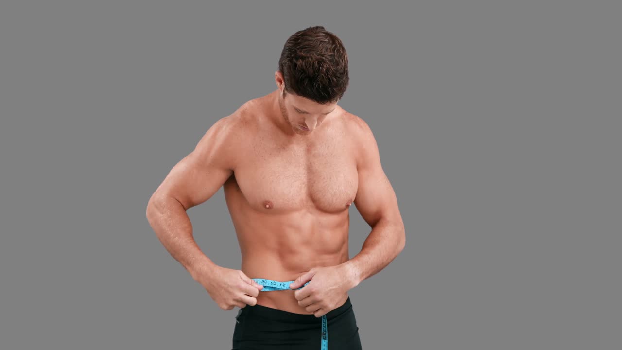 hombre musculoso flexionando sus músculos