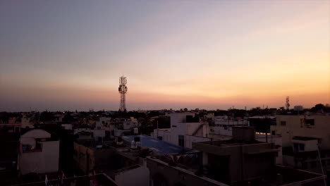 Verfolgen-Von-Zeitraffer-Um-Dächer-In-Mysore-In-Der-Abenddämmerung-In-Mysuru,-Karnataka,-Indien