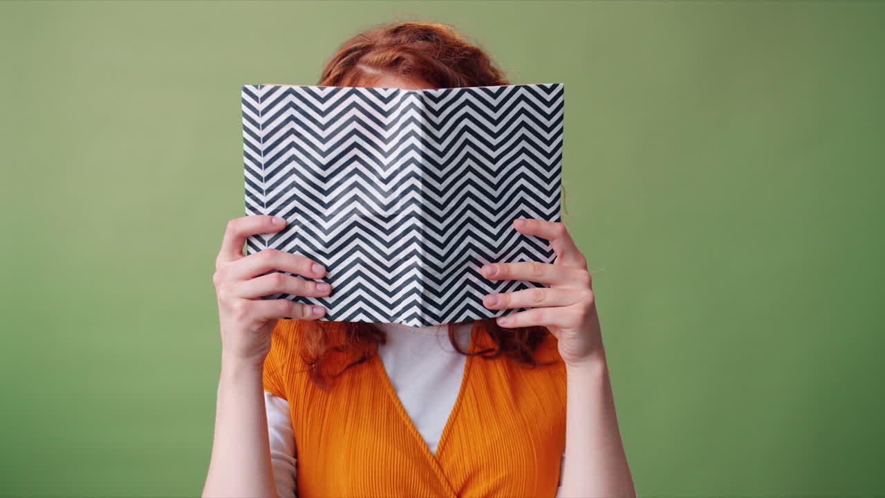 Mujer joven leyendo un libro