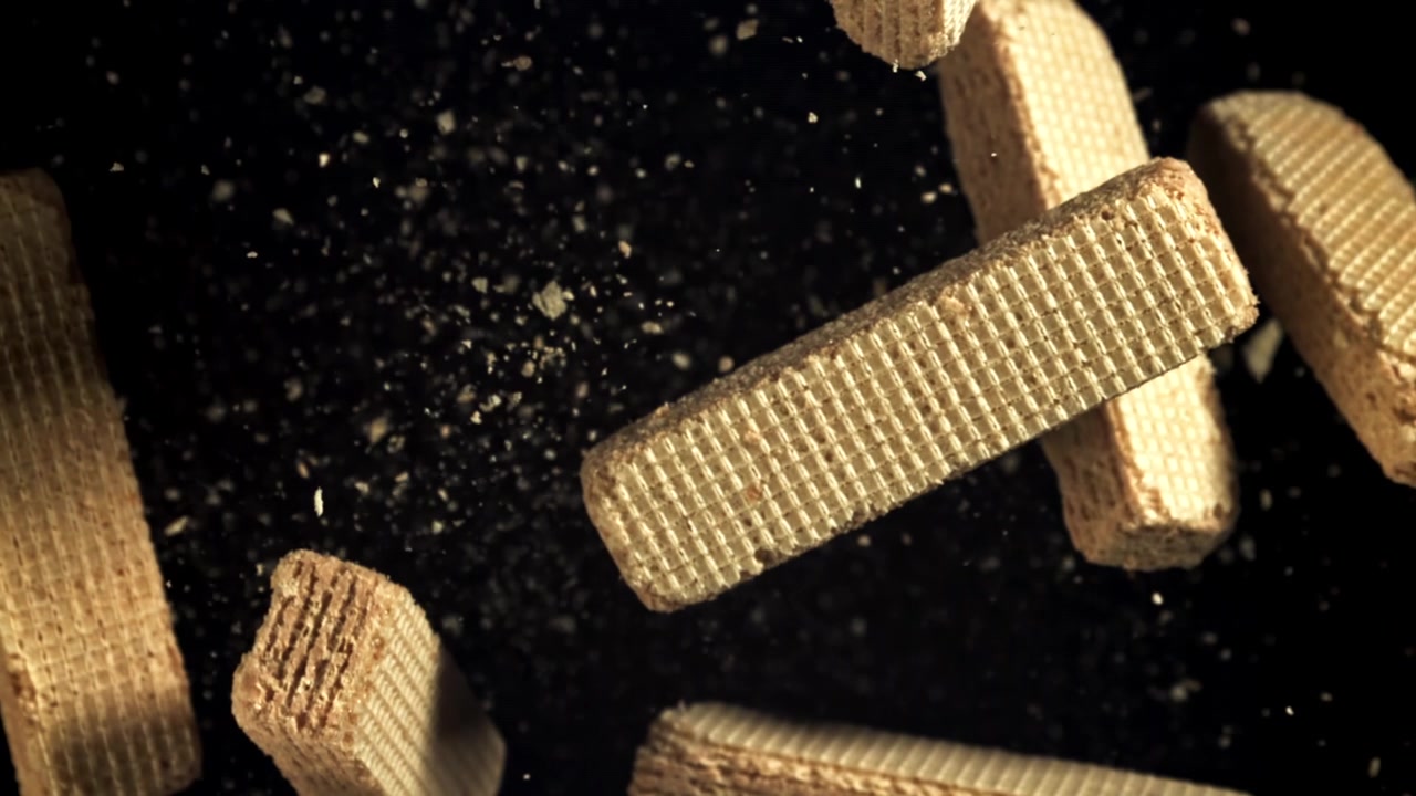 Biscotti wafer in caduta al rallentatore con briciole