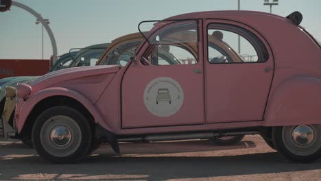 Langsame-Dolly-Aufnahme,-Die-Mehrere-Aufgereihte-Oldtimer-Deux-Chevaux-Fahrzeuge-Zeigt