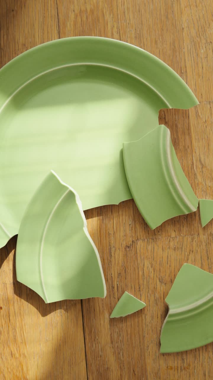 plato roto en el piso de madera viejo