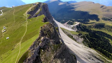 Vistas-Aéreas-Con-Drones-De-La-Cordillera-De-Seceda-Patrimonio-Mundial-De-La-Unesco-En-Los-Dolomitas,-Italia