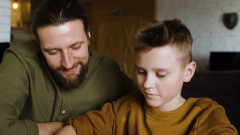 Kaukasischer-Mann-Und-Junge-Im-Wohnzimmer