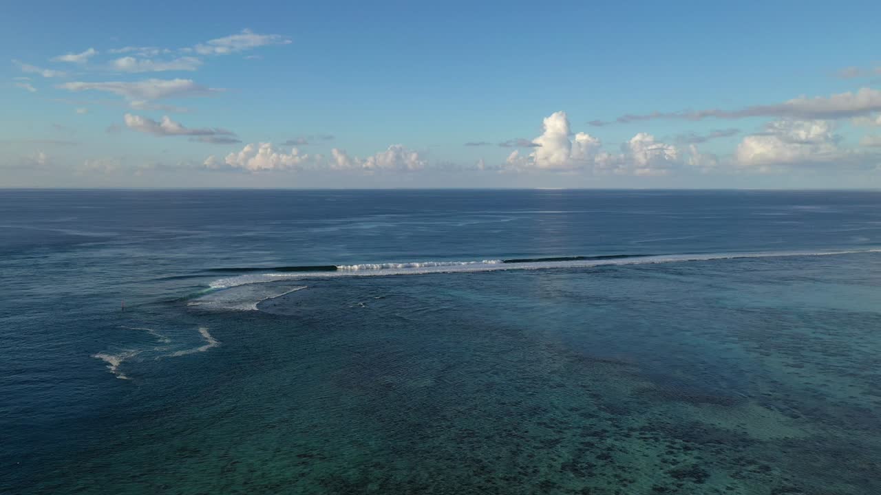 ola en tahití. drone sobrevuela
