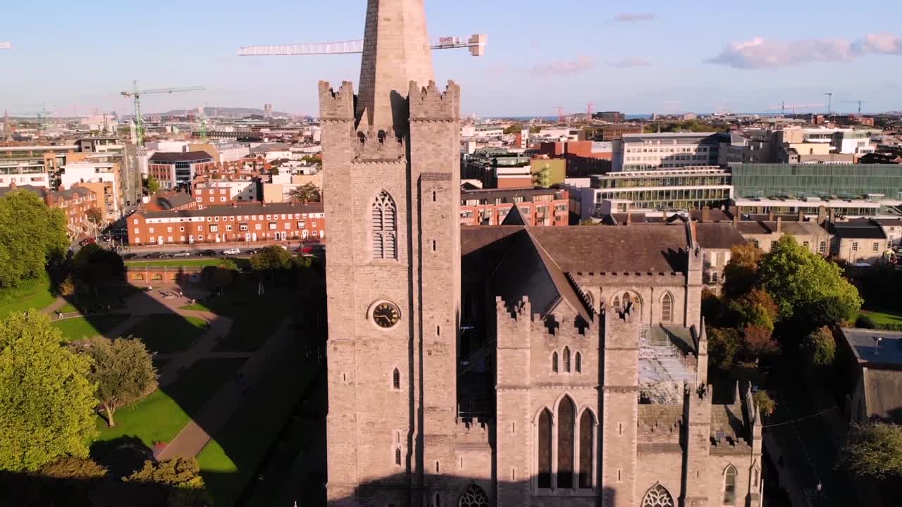 el avión no tripulado vuela hacia arriba, st