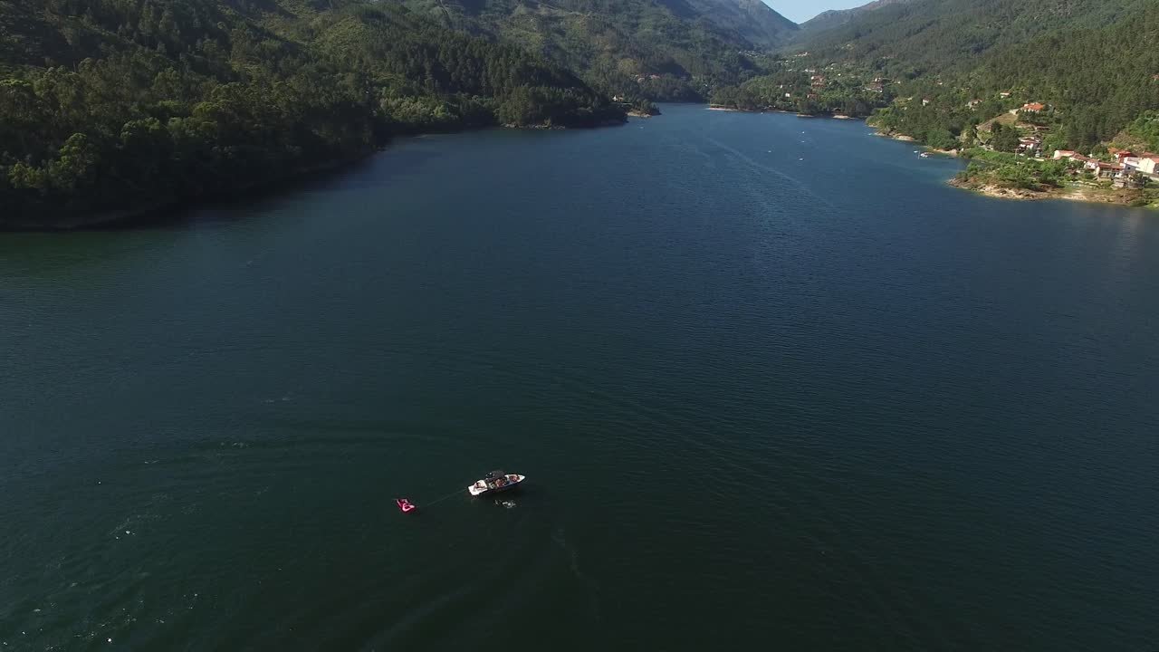 barco en el río en el parque natural nacional de geres portugal vista aérea