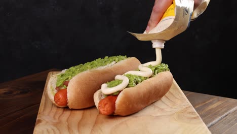 칠레의 전형적인 음식: 토마토, 아보카도, 타, 마요네즈를 들인 고급 음식.