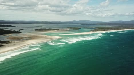 Sideways-Drone-Footage-Frente-A-La-Costa-De-La-Desembocadura-Del-Río-Wallagaraugh-En-Mallacoota-Durante-La-Marea-Baja,-En-El-Este-De-Victoria,-Australia,-Diciembre