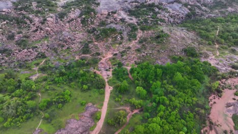 Enchanted-Rock-in-the-Hill-Country-of-Texas-is-a-pink-granite-mountain-located-on-the-Llano-Uplift-in-Texas-Hill-Country