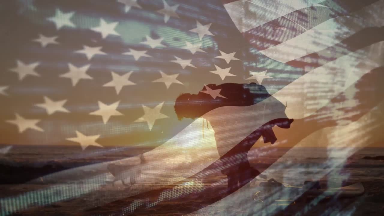 animación de la bandera de los estados unidos sobre un hombre caucásico con perros en la playa
