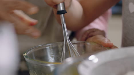 niña pequeña ayudando a su madre a hornear en la cocina mezclando ingredientes horneando galletas preparando receta en casa con su madre enseñando a su hija el fin de semana