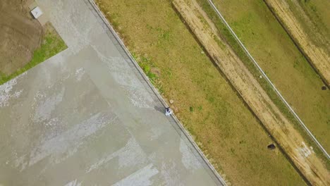 la cámara gira levantándose sobre la pareja en el suelo en el terraplén