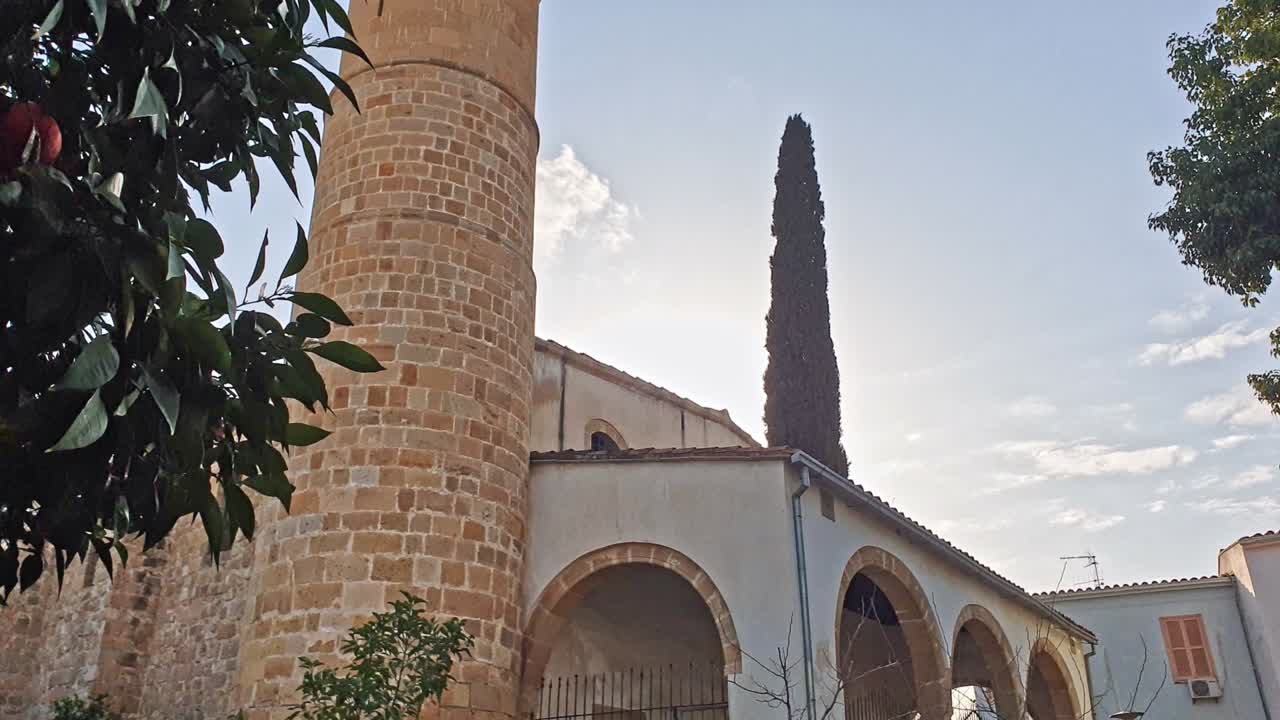 la mezquita de el kale taht detrás de un naranjo en la antigua nicosia en chipre