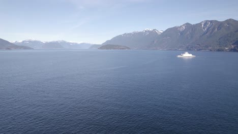 Vista-Aérea-De-Un-Barco-Que-Navega-En-Aguas-Tranquilas-Del-Océano