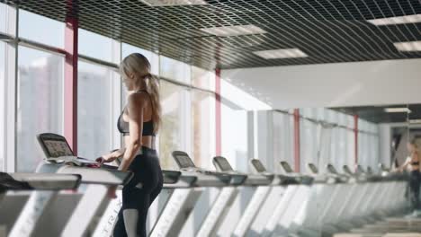 Junge-Frau-Trainiert-Auf-Dem-Laufband-Im-Fitnessclub.-Hübsche-Frau,-Die-Cardio-Trainiert