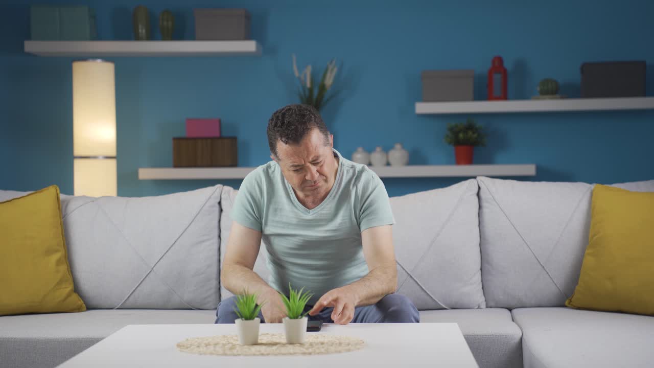 전화로 나쁜 소식을 받은 사람.