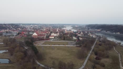 Volando-Hacia-El-Casco-Antiguo-De-La-Ciudad-De-Kaunas,-Lituania