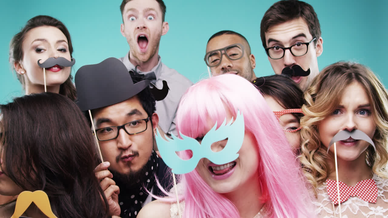 슬로우 모션 파티 사진 부스를 축하하는 재미있는 사람들의 다인종 그룹