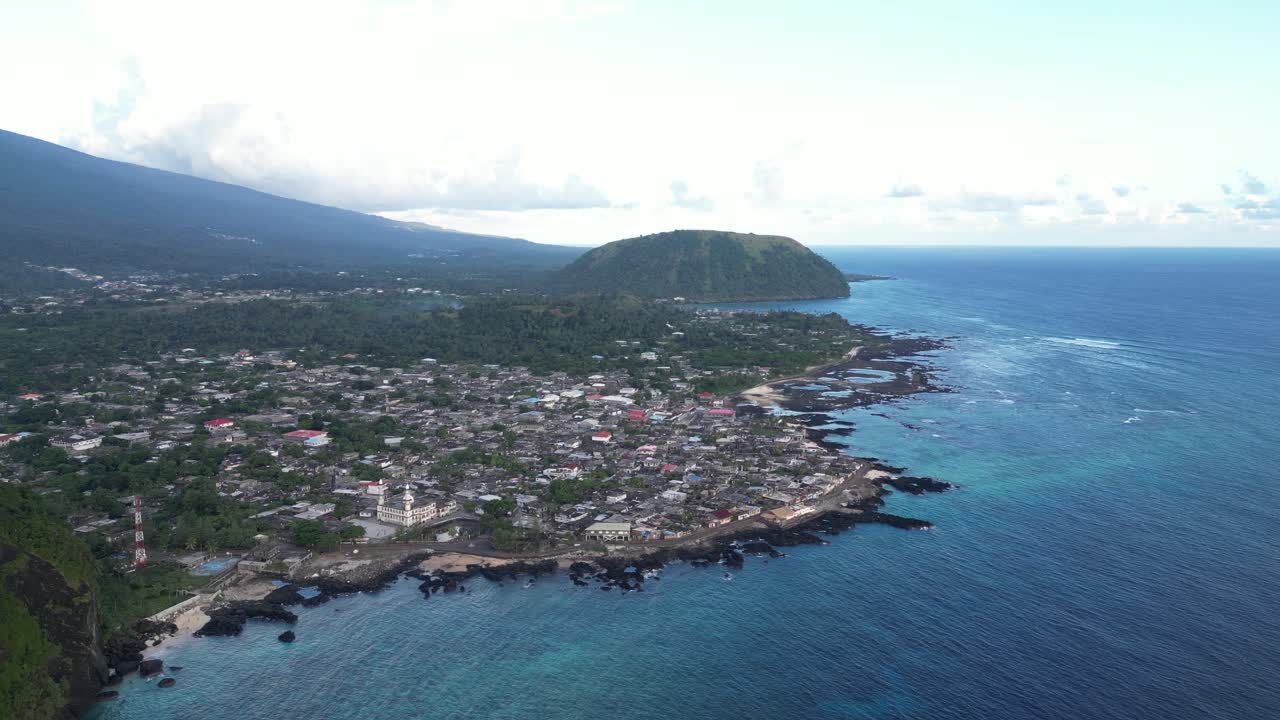 vista aérea de una ciudad costera en grande comore, comoras