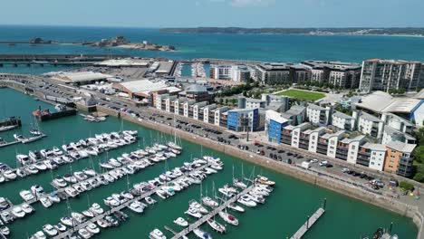 Elizabeth-Marina,-Jersey,-Kanalinseln,-Hochwinklige-Schwenkdrohnenantenne