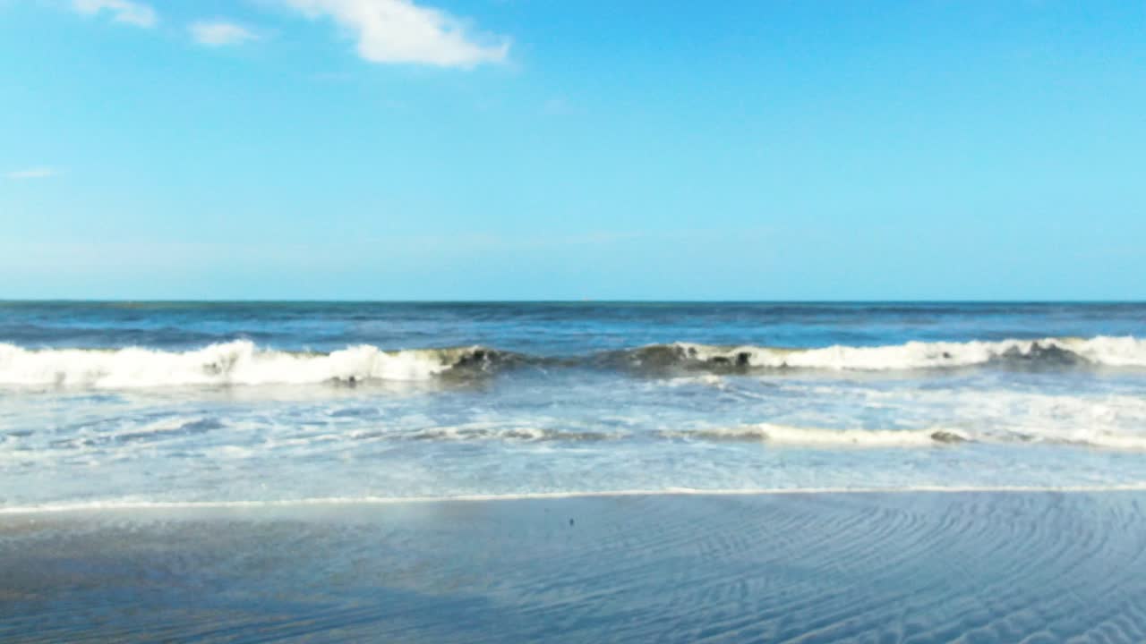 在哥倫比亞馬格達萊納省聖瑪爾塔，海浪拍打著沙灘 - 廣角鏡頭