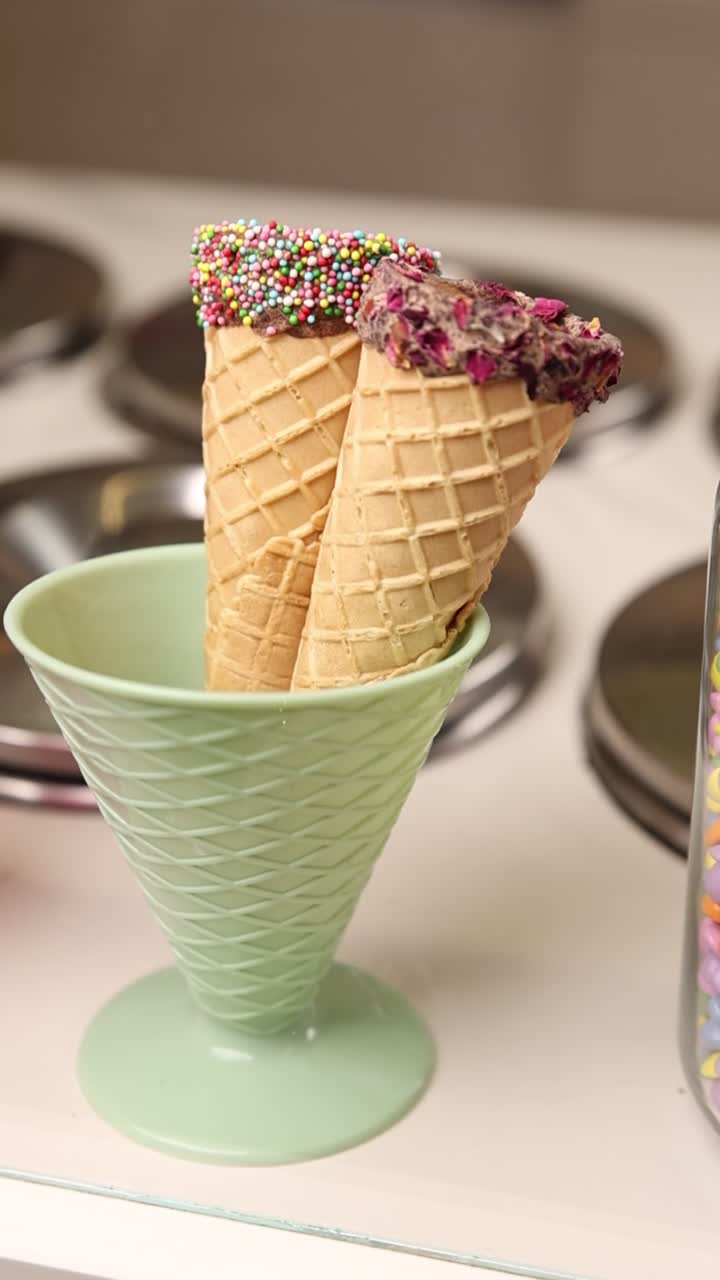 Coni di gelato con spruzzate