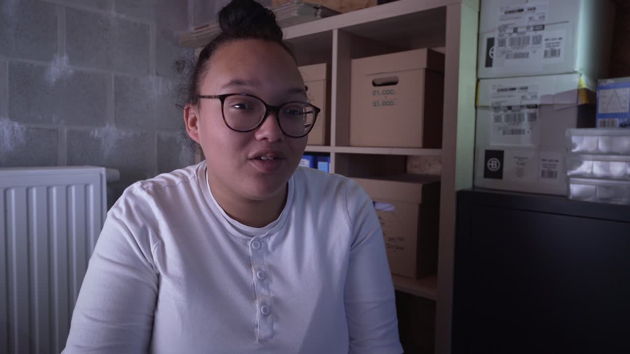 사무실에서 인터뷰하는 여성 관리자