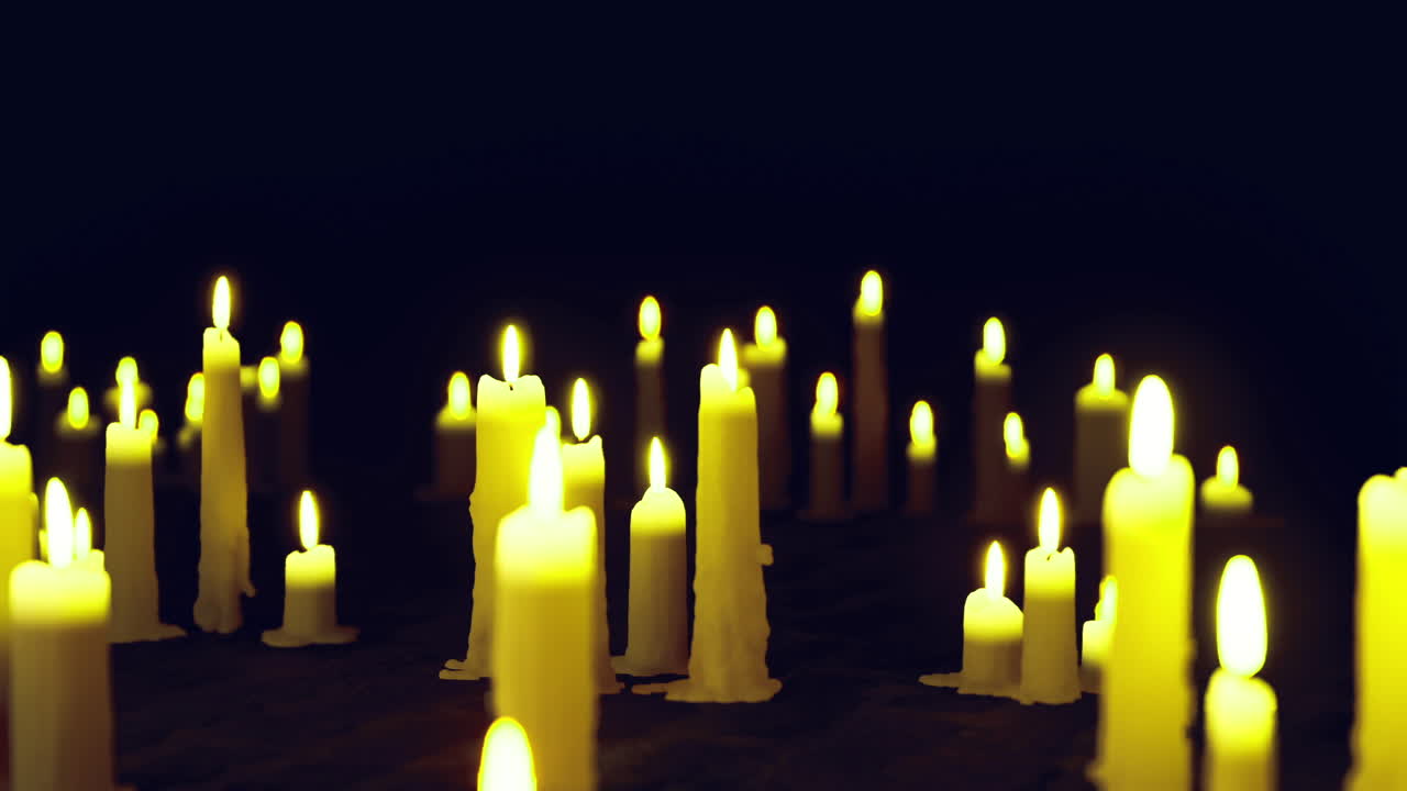 Serena commemorazione notturna con candele scoppiettanti e un'atmosfera riflessiva.