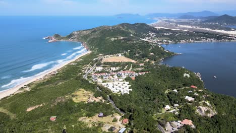 Vista-Aérea-De-Drones-Sobrevolando-Una-Ciudad-Tropical-Con-Playa-Laguna-Y-Bosque-Atlántico-En-Zona-Turística