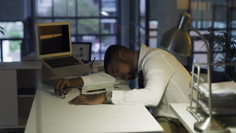 Joven-Empresario-Durmiendo-En-Su-Escritorio-Durante