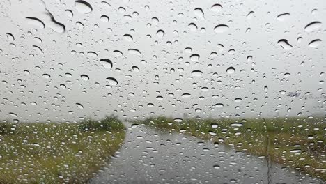 gotas de lluvia en las ventanas.