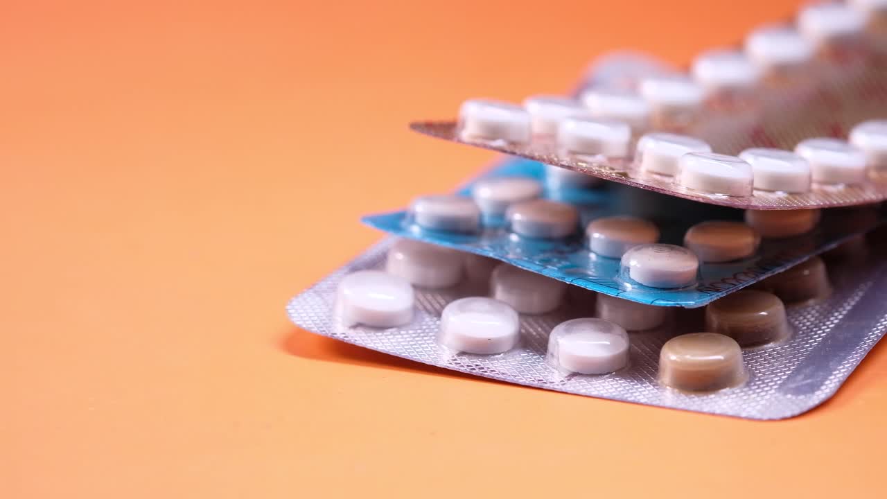 쳐진 알약 패키지