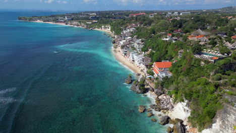 Kristallblaues-Wasser-Wäscht-Die-Küste-Von-Uluwatu-In-Der-Nähe-Von-Bingin-Beach,-Indonesien