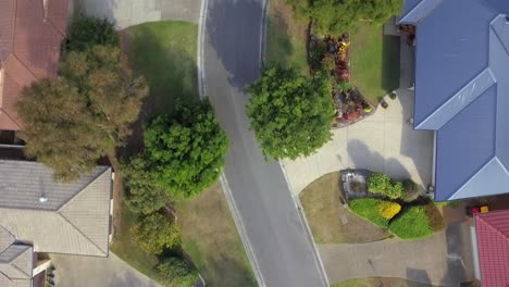 Luftdrohnenaufnahme,-Die-Sich-Entlang-Der-Straße-Bewegt-Und-Direkt-Auf-Die-Vorstadtstraße-In-Brisbane-Blickt