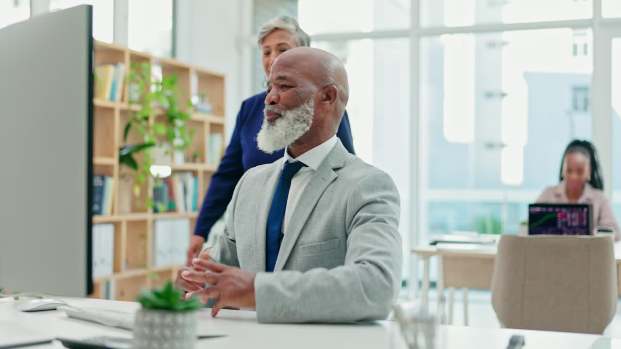 ceo, computadora y mujer ayudan al hombre de negocios