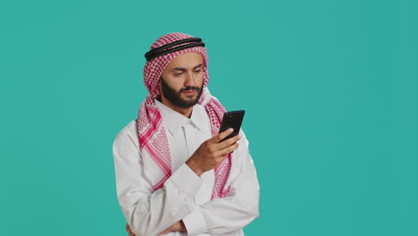 Adulto-árabe-Usando-La-Aplicación-Para-Teléfonos-Inteligentes