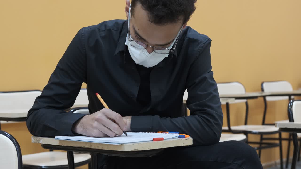 examen de máscara del estudiante en la clase