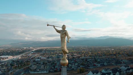 impresionante toma aérea de pedestal del ángel moroni del templo mormón oquirrh de la montaña lds en el sur de jordania, utah