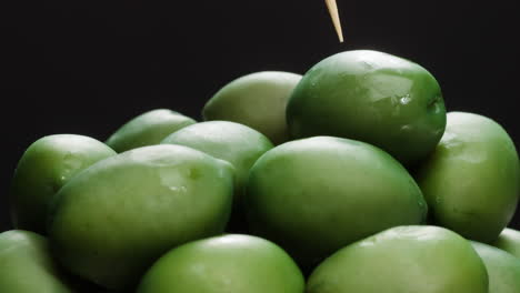 aceitunas verdes redondas en vinagre de grecia como fondo, vista de arriba. imágenes de alta calidad en 4k