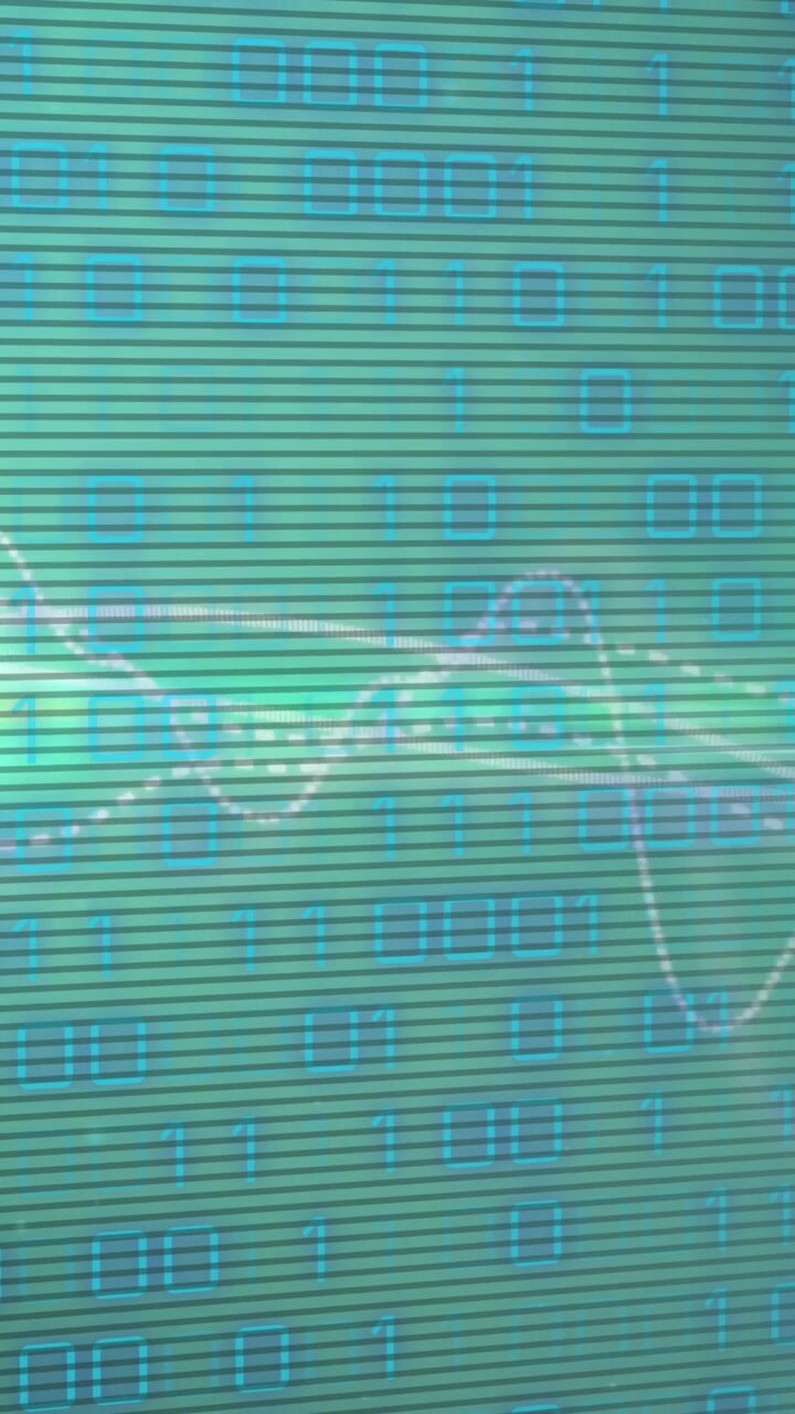 Animazione di elaborazione dati con grafici fluttuanti su sfondo di codice binario