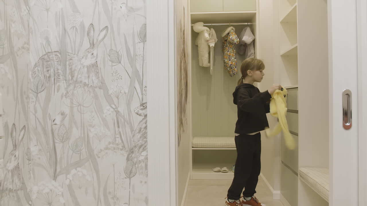 Bambino che si veste in una cabina armadio