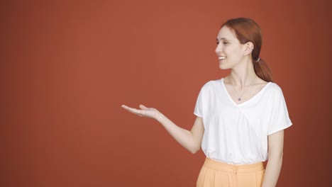 la mujer que promueve está señalando hacia el lado y riendo.