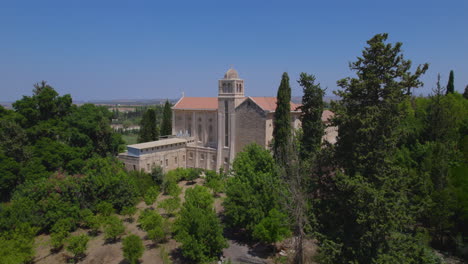 el campo de cosecha de frutas del monasterio de los monjes silenciosos - se ocupan en las oraciones, cultivando y vendiendo jugo de uva, vino, aceitunas y aceite de oliva de sus tierras
