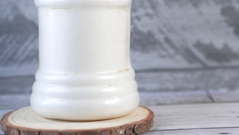 azúcar blanca y cuchara en un recipiente sobre fondo negro