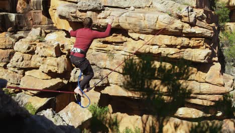 atleta de línea alta caminando en slackline 4k